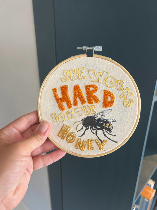 She works hard for the honey - vægbroderi - Mads Dinesen Studio