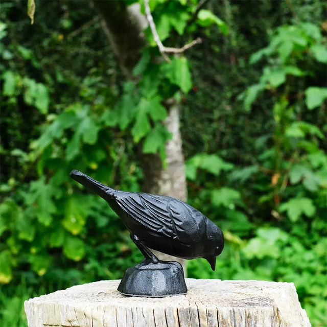 Spurv i støbejern der spiser - Wildlife Garden