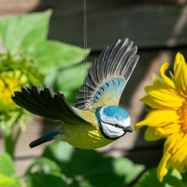 Flyvende blåmejse fra Wildlife Garden med jutesnor, livsstilsfoto