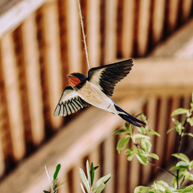 Wildlife Garden flyvende svale i træ, ekstra vinkel