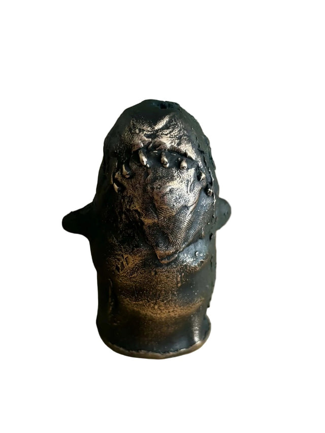 Booh 01 fra Harritsø - mørk bronze spøgelse med klør løftet i vejret, set forfra