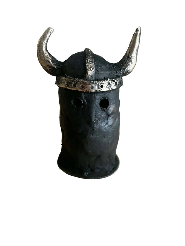 Booh 10 fra Harritsø - sort bronze spøgelse med vikinghjælm og to store sølvglinsende horn, set forfra