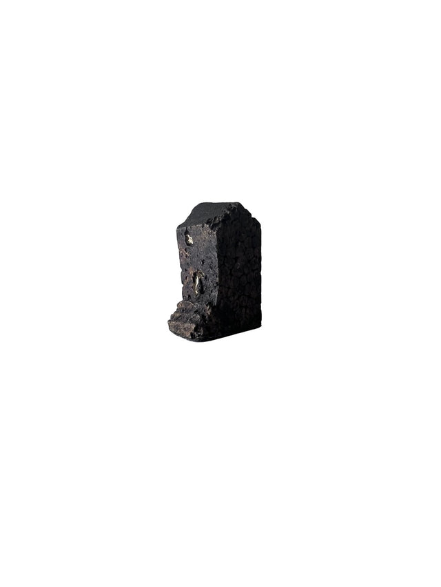 Lille bronzeskulptur, Hus #21 fra Harritsø. Smalt tårn med skåvt afskåret top og organisk base der breder sig ud.