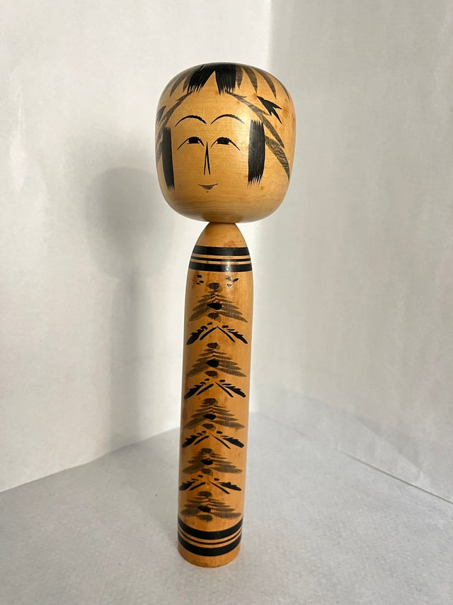 Vintage kokeshi #07 set fra bagsiden. Gyldent træ med sort mønster. 33 cm