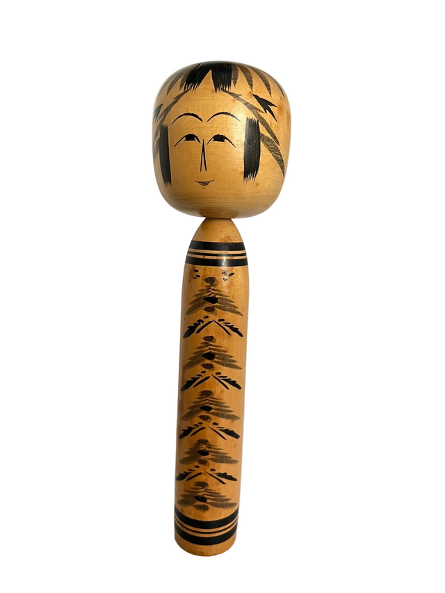 Vintage kokeshi dukke i gyldent træ med sort bambus- og granmønster på krop og hoved. 33 cm
