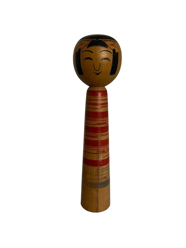 Vintage kokeshi dukke med røde striber øverst og lyst naturligt træ nedtil. 19 cm