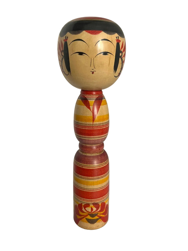 Vintage kokeshi dukke med sort hat og taljeret krop. Røde, gule og lilla striber. 31 cm