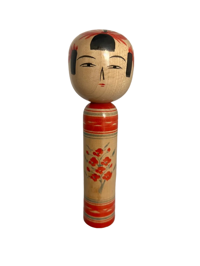 Vintage kokeshi dukke med røde striber og kirsebærblomst-gren i grå og rødt. 18 cm
