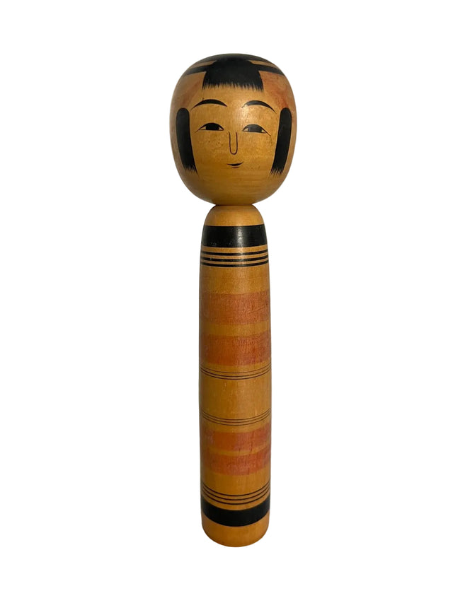 Vintage kokeshi dukke med brede orange-røde striber og sort hår. Venligt ansigt. 25 cm