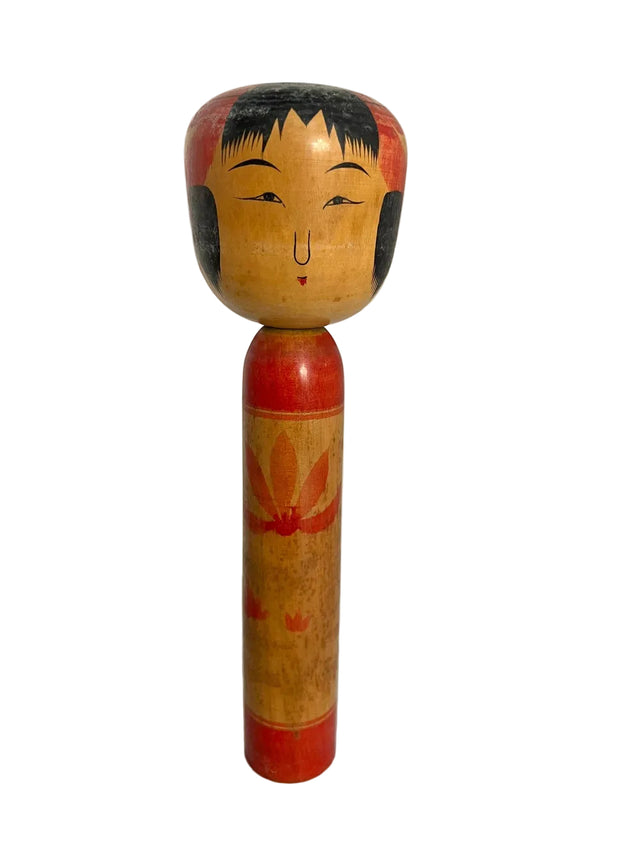 Vintage kokeshi dukke med rødt fladt hoved og lotus-/tulipanmotiver i rødt og orange. 31 cm