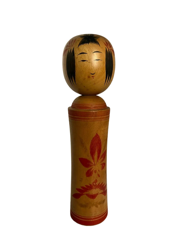 Vintage kokeshi dukke i varmt træ med røde efterårsbladsmotiver. Rundt hoved. 27 cm