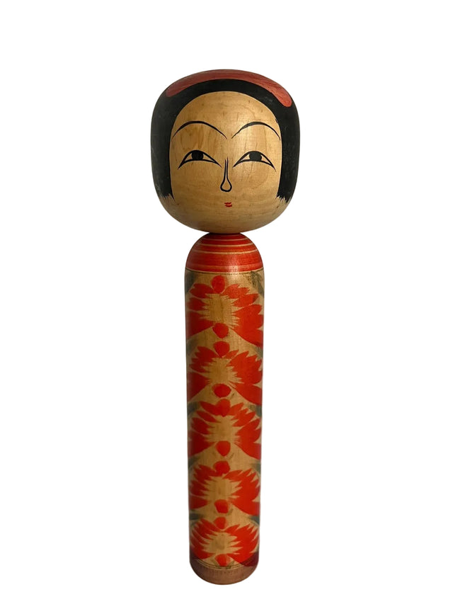Vintage kokeshi dukke med sort flad hat og rød krop med abstrakte blomstermønstre. 31 cm