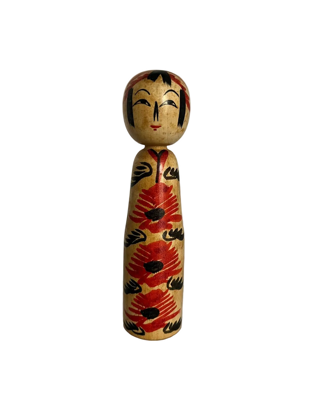 Vintage kokeshi dukke med store røde valmuer og sorte blade på høj konisk krop. 19 cm