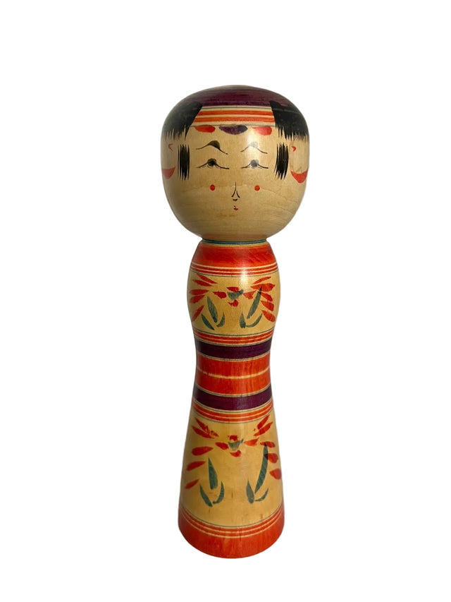 Vintage kokeshi dukke med lilla hat og orange striber. Røde og grønne blomst-bladmotiver. 25 cm