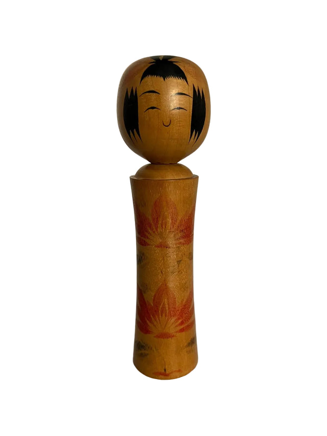Vintage kokeshi dukke med røde lotus-/flamme-motiver på konisk krop. Sort piggede hår. 19 cm