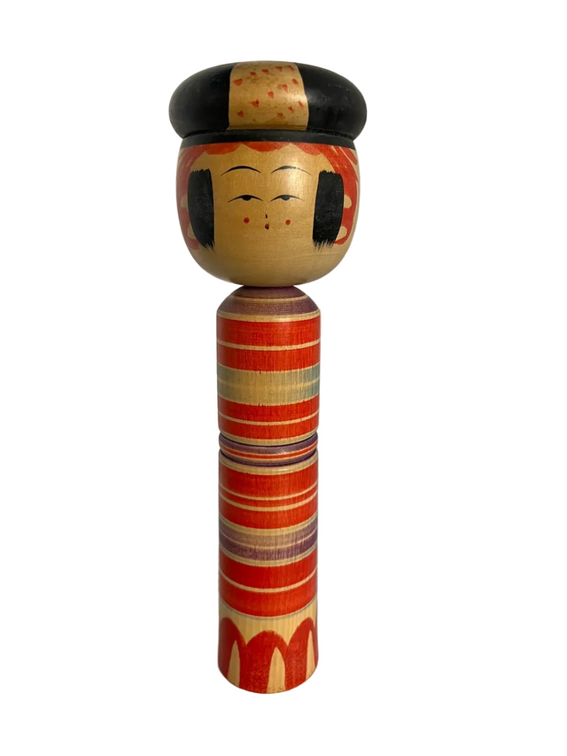 Vintage kokeshi dukke med stor sort svampehatte og rød-stribet krop med lilla accenter. 31 cm
