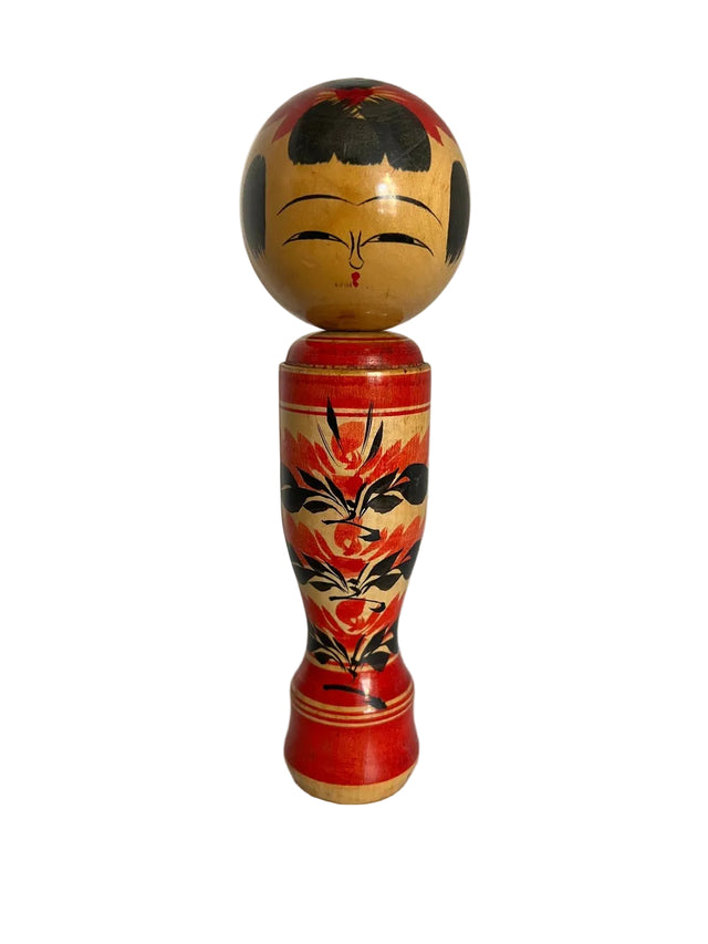 Vintage kokeshi dukke med vaset krop og rød baggrund med sort og rødt blomstermotiv. 24 cm