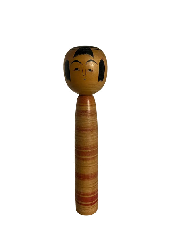 Vintage kokeshi dukke i gyldent træ med subtile terracottastriber. Rolig og minimalistisk. 25 cm