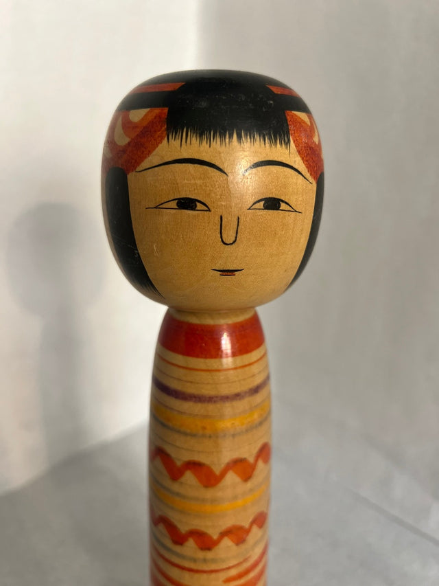 Nærbillede af håndmalet ansigt på vintage kokeshi #13. Sort hår og røde detaljer. 25 cm