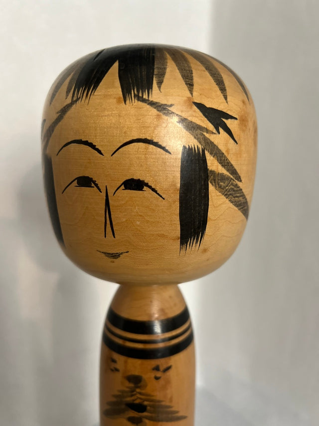 Nærbillede af håndmalet ansigt på vintage kokeshi #07. Fin sort bemaling. 33 cm