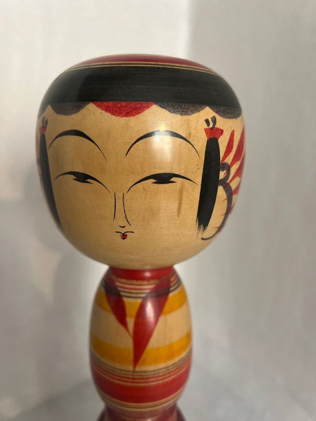 Nærbillede af håndmalet ansigt på vintage kokeshi #12. Røde hårnåle. 31 cm