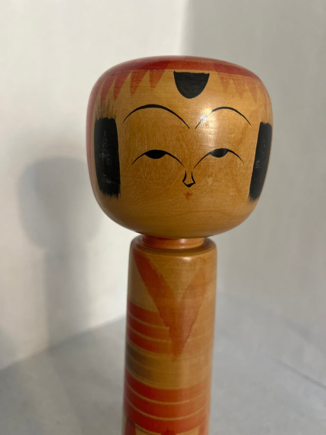 Nærbillede af håndmalet ansigt på vintage kokeshi #19. Rektangulært hår. 25 cm