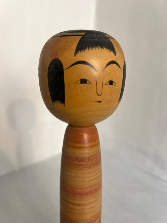 Nærbillede af håndmalet ansigt på vintage kokeshi #15. Sort hår, rolig mine. 25 cm