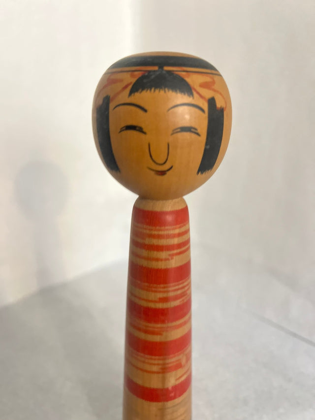 Nærbillede af håndmalet ansigt på vintage kokeshi #22. Sort flad hat. 19 cm
