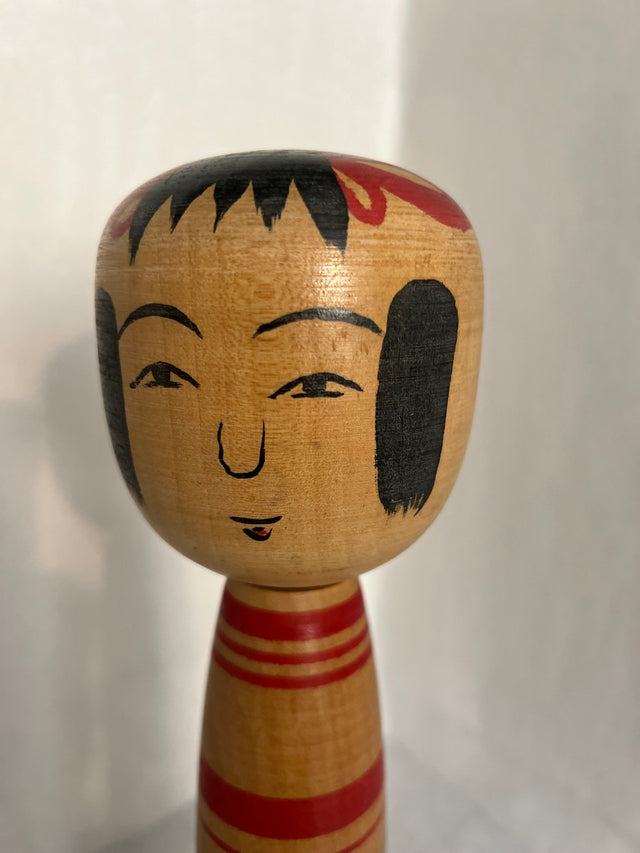 Nærbillede af håndmalet ansigt på vintage kokeshi #09. Smilende mund. 32 cm
