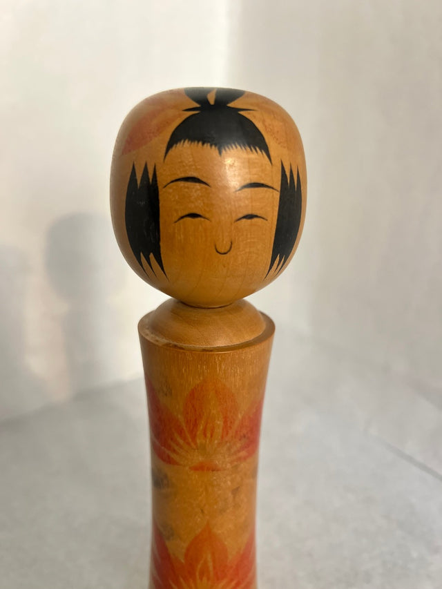 Nærbillede af håndmalet ansigt på vintage kokeshi #21. Lukkede øjne. 19 cm
