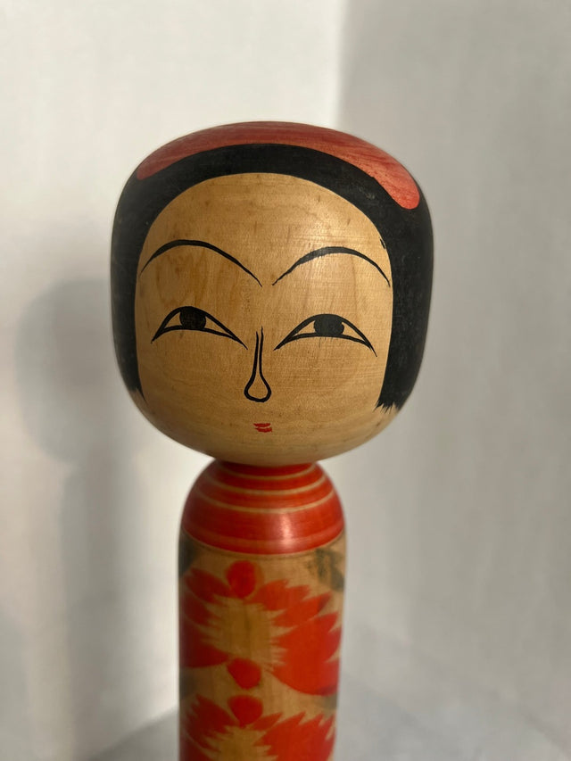 Nærbillede af håndmalet ansigt på vintage kokeshi #08. Sorte buede bryn. 31 cm