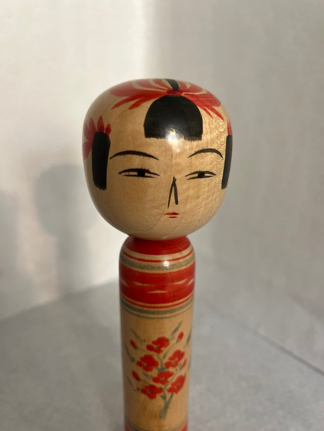 Nærbillede af håndmalet ansigt på vintage kokeshi #24. Åbne øjne. 18 cm