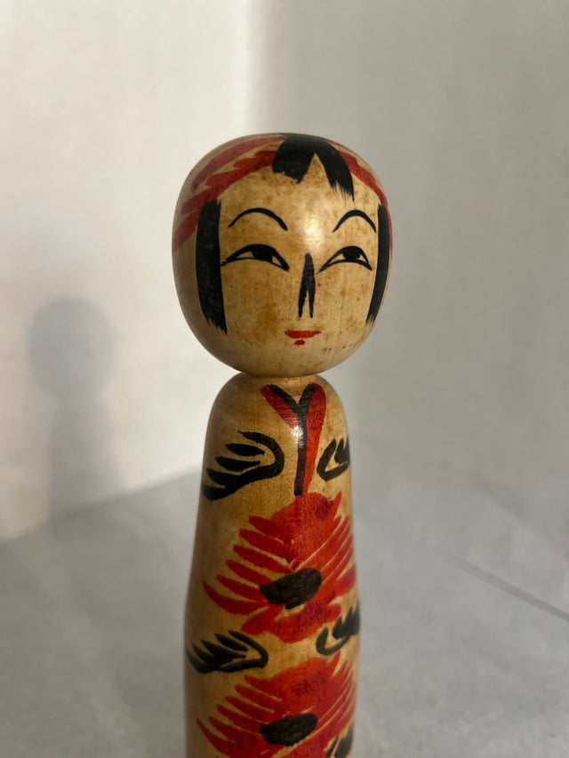 Nærbillede af håndmalet ansigt på vintage kokeshi #23. Serene udtryk. 19 cm