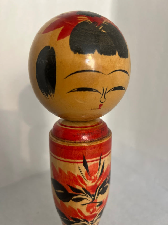 Nærbillede af håndmalet ansigt på vintage kokeshi #16. Skarpe øjne. 24 cm