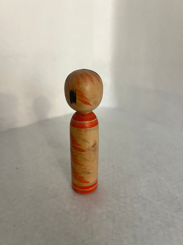 Nærbillede af håndmalet ansigt på vintage kokeshi #28. Enkelt og roligt. 10 cm