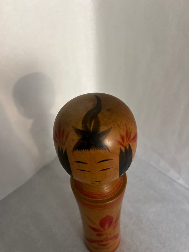 Vintage kokeshi #20 set fra siden. Røde efterårsblade på krop. 27 cm