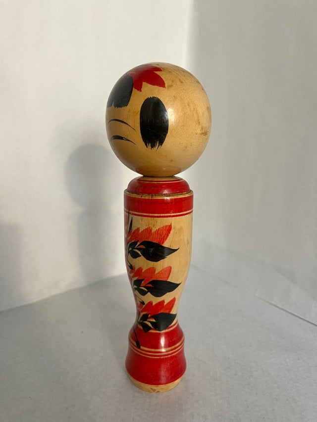 Vintage kokeshi #16 set fra siden. Vaset form med røde blomster. 24 cm