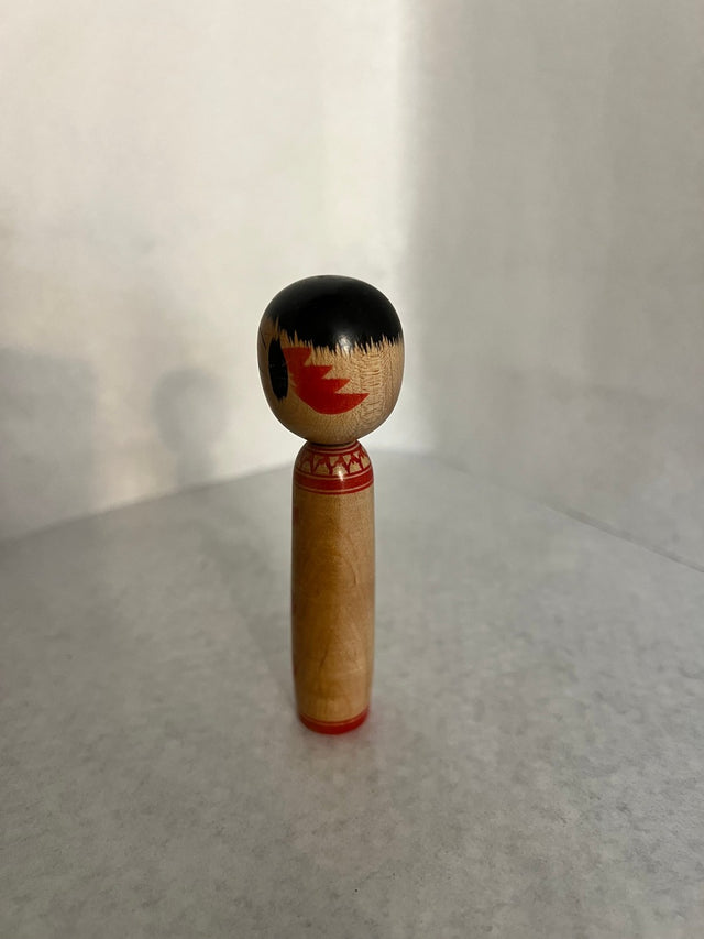 Nærbillede af håndmalet ansigt på vintage kokeshi #26. Sort flad hat. 10 cm