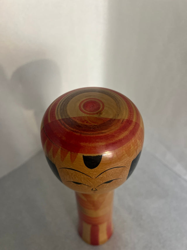 Vintage kokeshi #19 set fra siden. Geometrisk trekantmønster. 25 cm