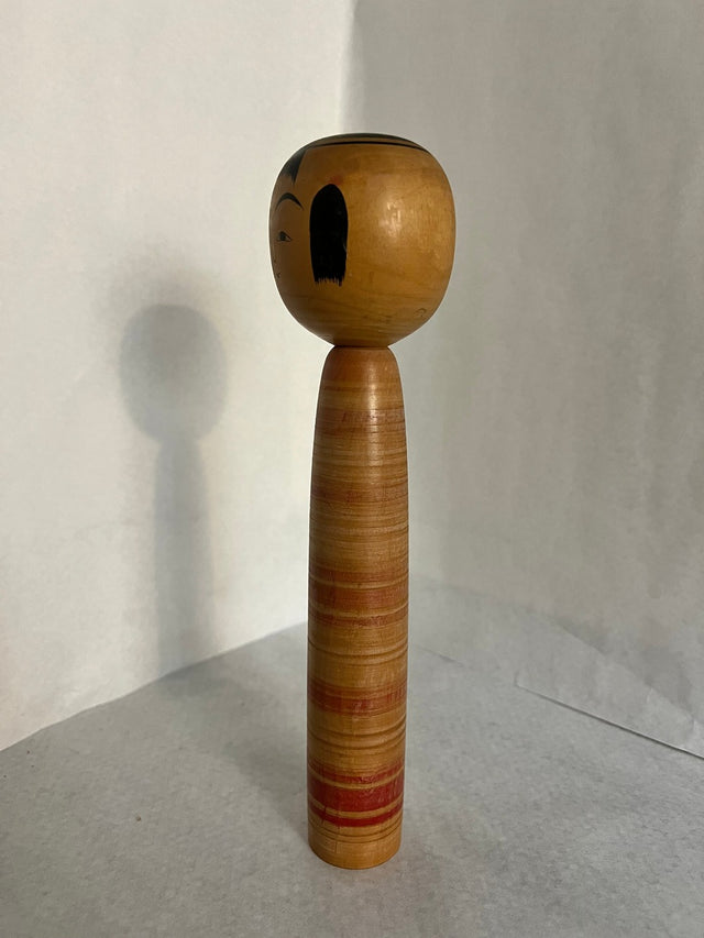 Vintage kokeshi #15 set fra siden. Subtile terracottastriber. 25 cm