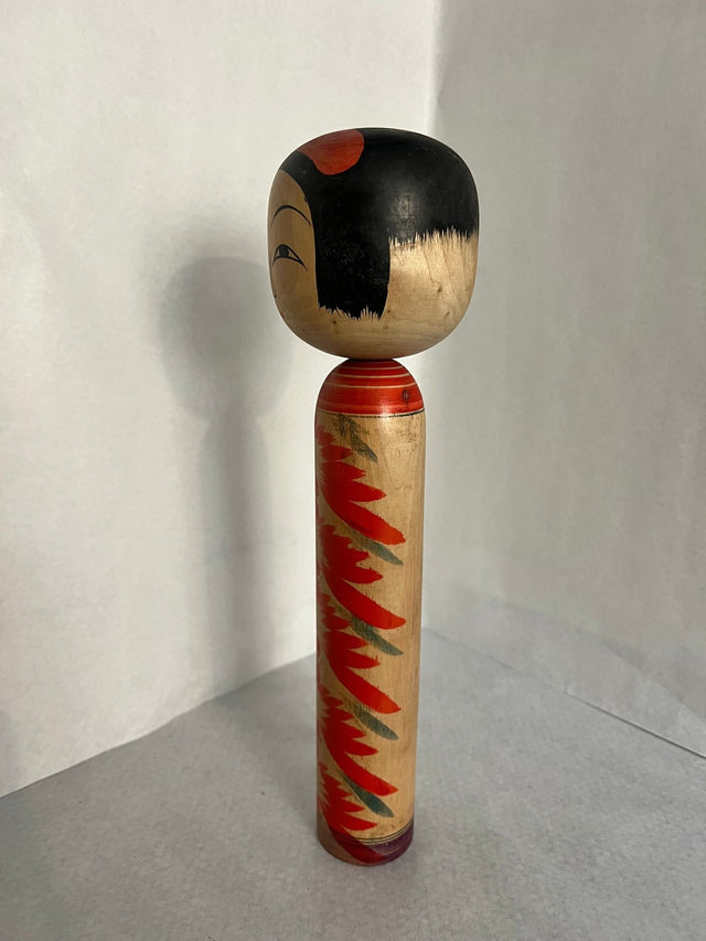 Vintage kokeshi #08 set fra siden. Sort hat og røde blomster. 31 cm