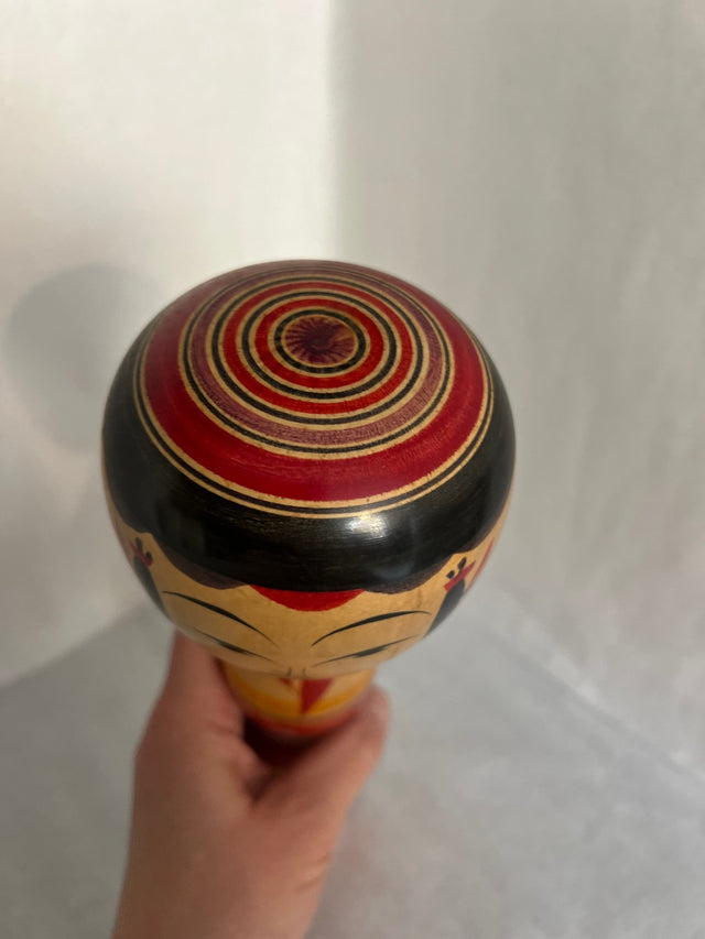 Vintage kokeshi #12 set fra siden. Taljeret krop med striber. 31 cm