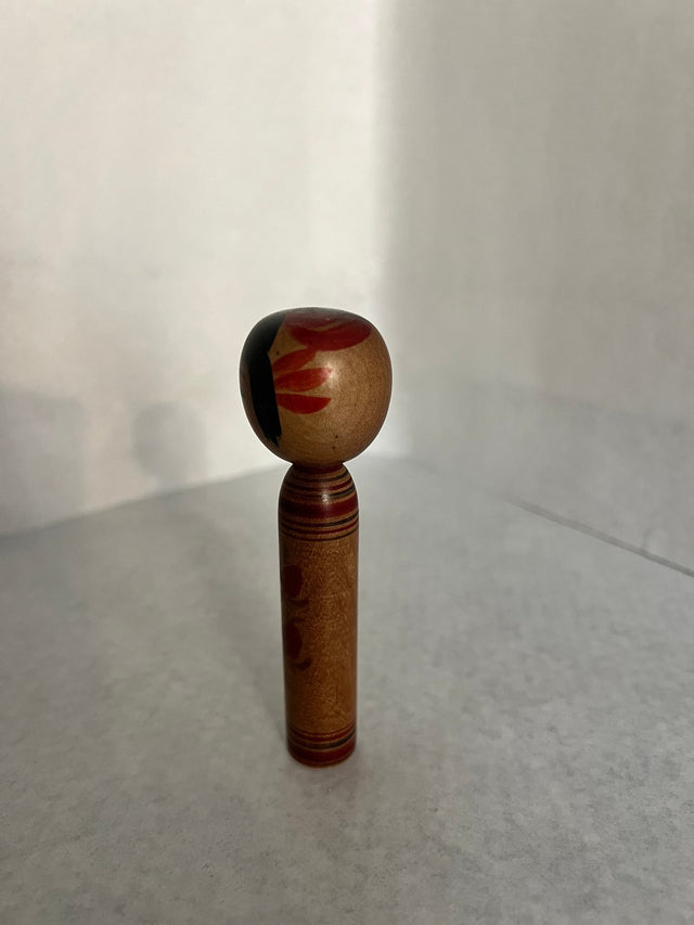 Nærbillede af håndmalet ansigt på vintage kokeshi #27. Sort hår. 10 cm
