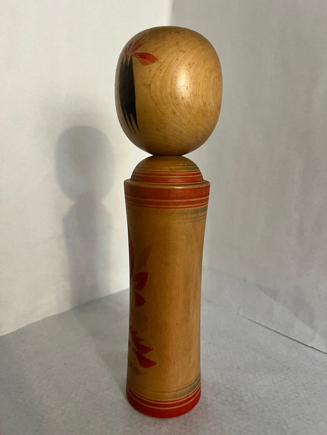 Vintage kokeshi #20 set fra bagsiden. Varmt træ med røde blade. 27 cm