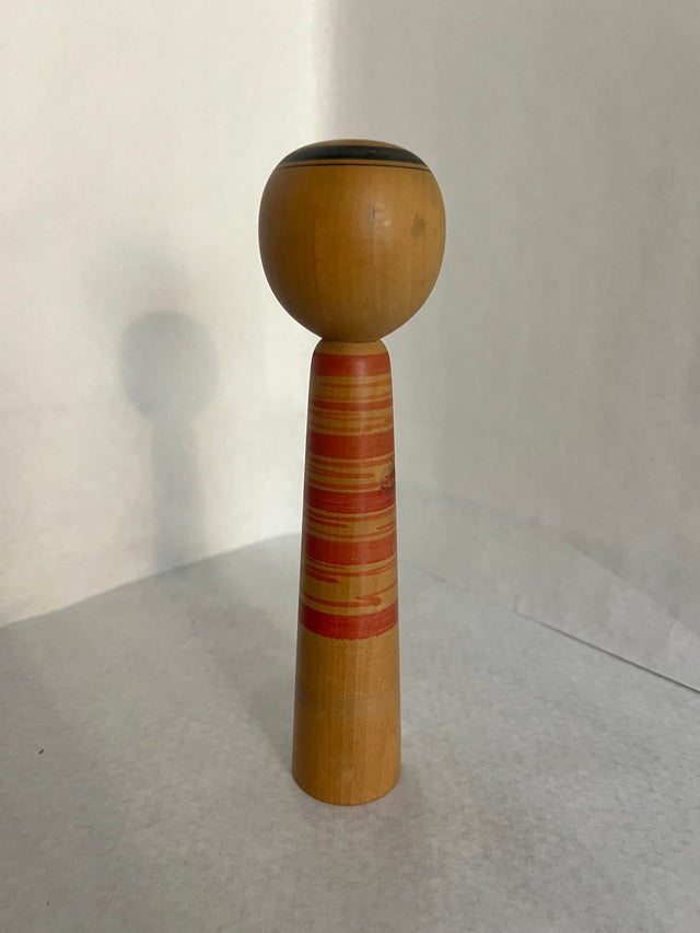 Vintage kokeshi #22 set fra bagsiden. Lyst naturligt træ nedtil. 19 cm