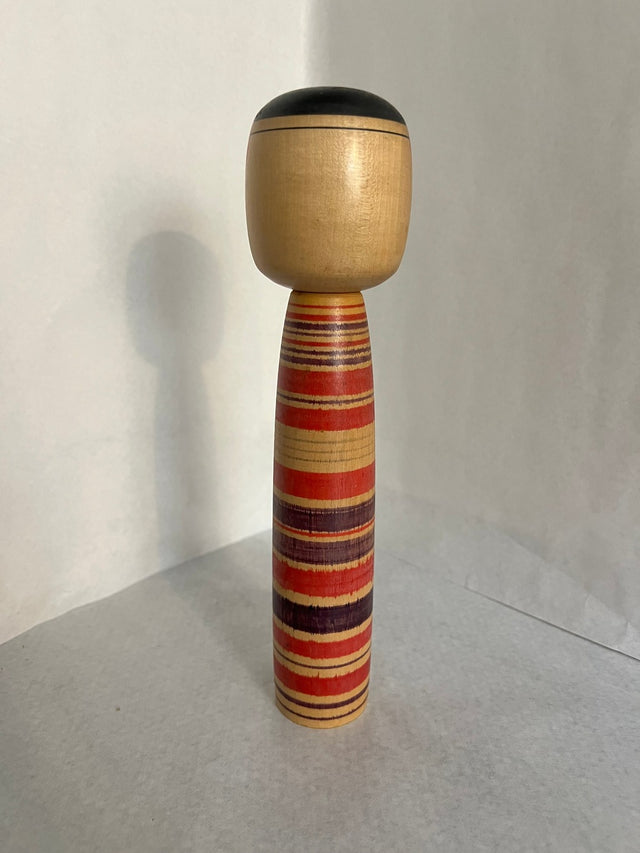 Vintage kokeshi #14 set fra bagsiden. Lyst træ med striber. 26 cm