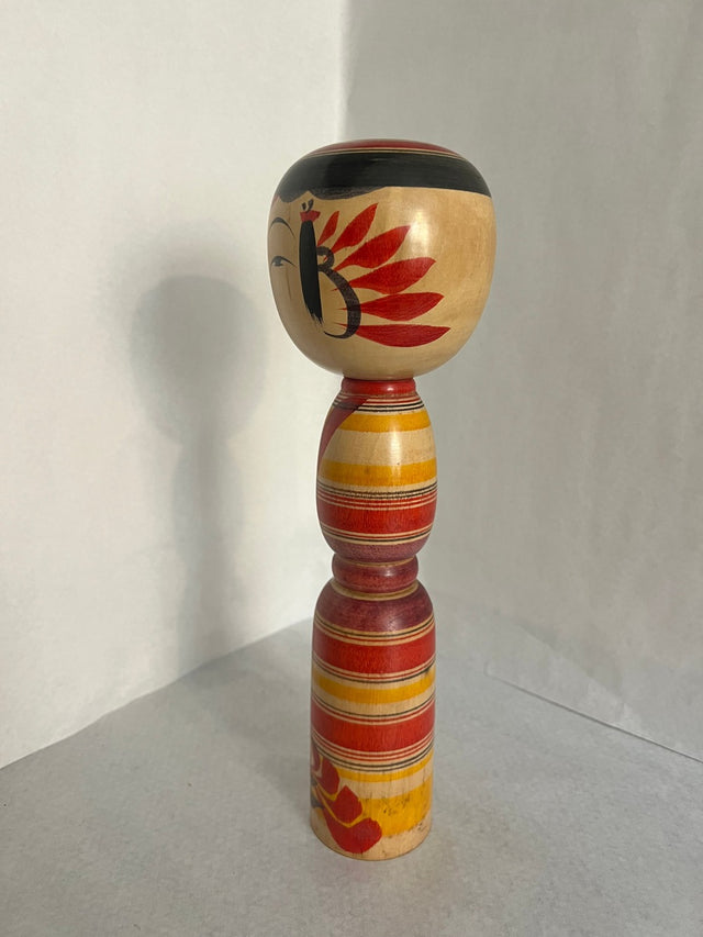 Vintage kokeshi #12 set fra bagsiden. Røde, gule og lilla striber. 31 cm