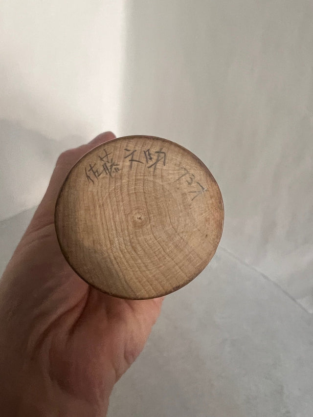 Detalje af sort bambusbemaling på vintage kokeshi #07. 33 cm