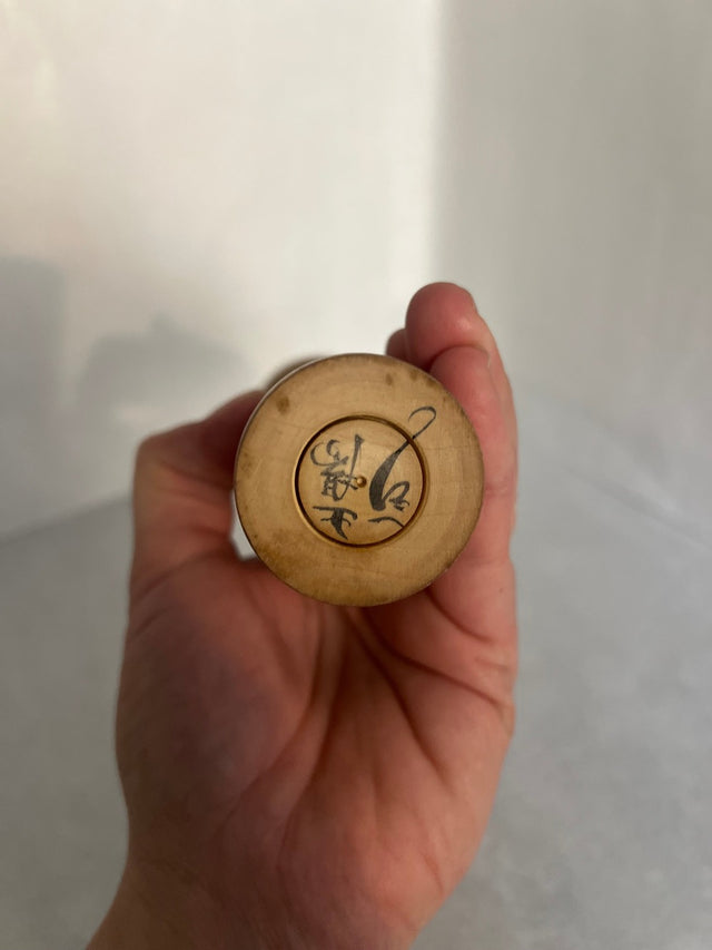 Vintage kokeshi #17 i skrå vinkel. Detalje af orange-røde striber. 25 cm