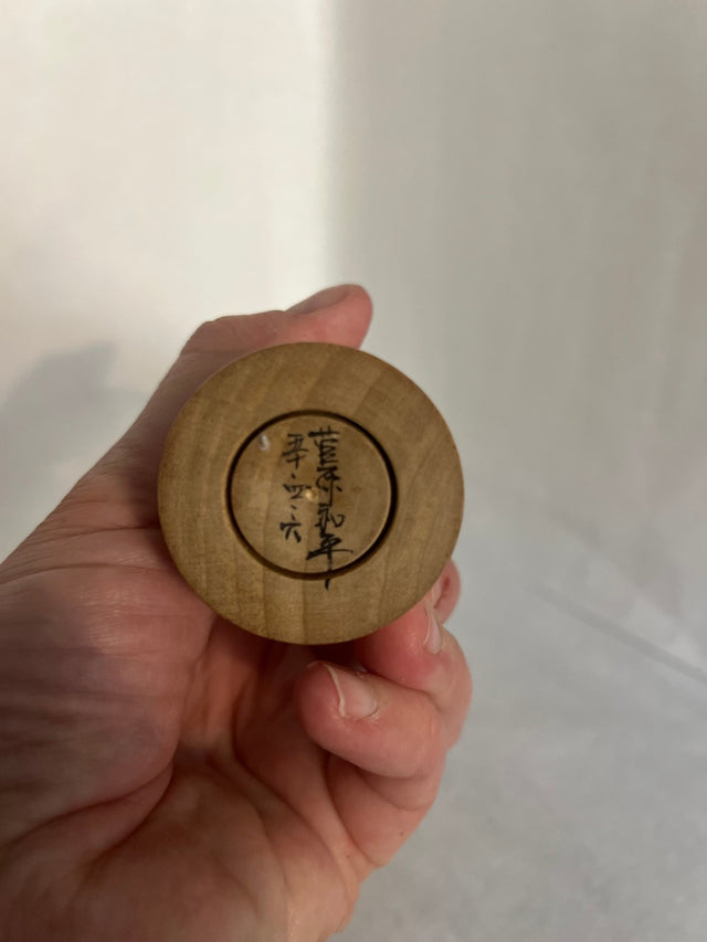Vintage kokeshi #21 i skrå vinkel. Konisk krop med røde flammer. 19 cm